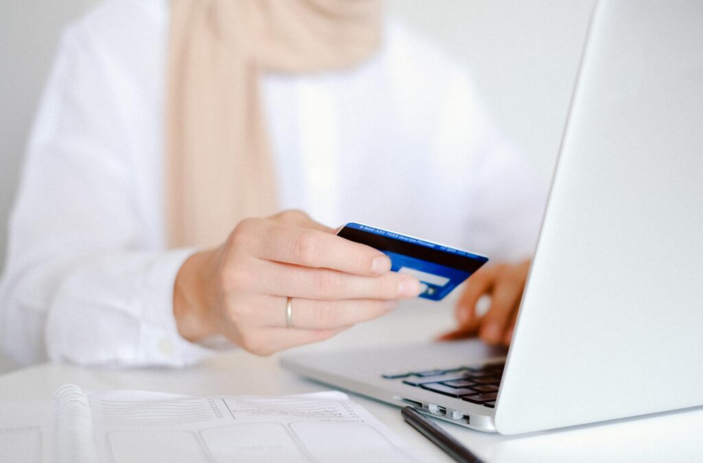 Kalendarz z zaznaczoną datą Black Friday i logo Elementor