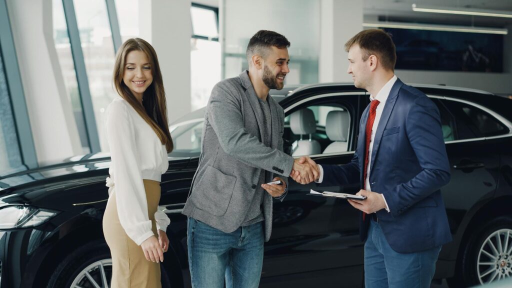 Responsywna strona salonu samochodowego wyświetlona na smartfonie