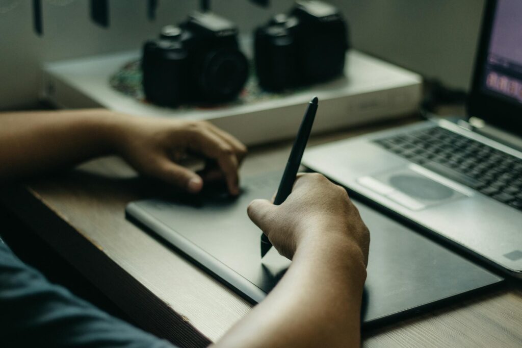 Zespół agencji webowej pracujący nad projektem w Elementorze