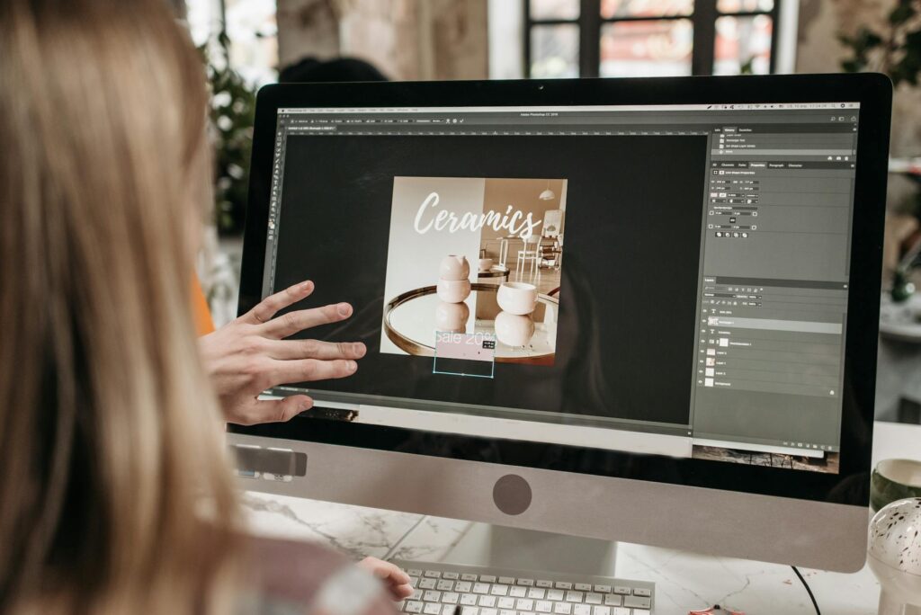 Wideokonferencja klienta z zewnętrznym grafikiem na ekranie monitora