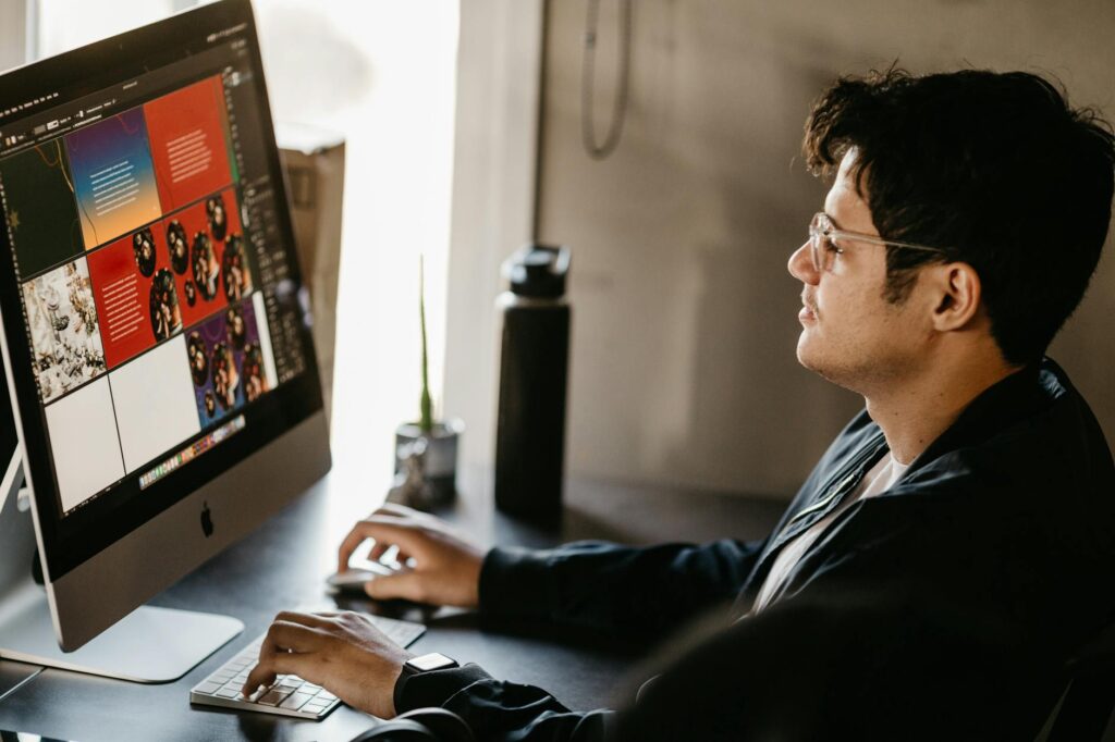 Właściciel firmy porównujący oferty wsparcia graficznego na laptopie