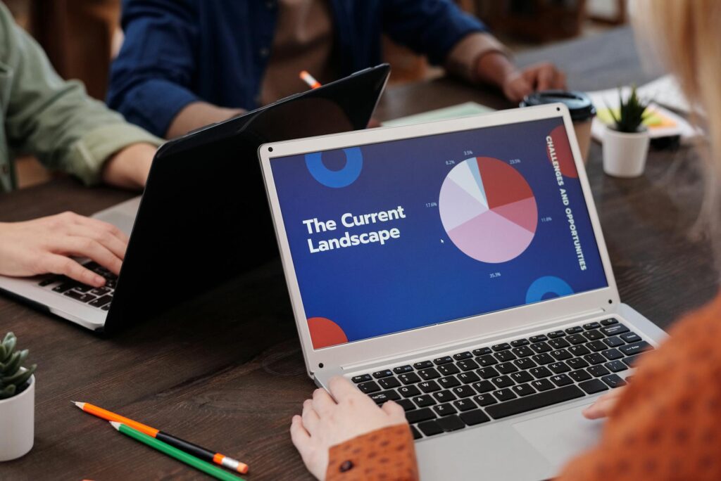 Zespół marketingowy omawiający projekty graficzne przy stole