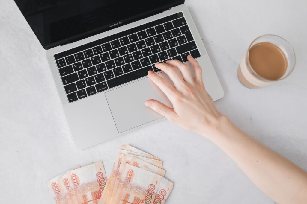 Osoba budująca stronę internetową metodą przeciągnij i upuść